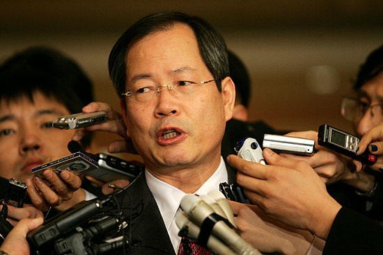 기자들의 질문에 답변하는 한국측 수석대표 천영우 한반도평화교섭본부장. [사진-통일뉴스 김주영 기자]