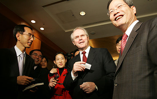 짧은 기자회견을 마친 한.미 6자회담 수석대표가 기자들과 인사를 나눈 뒤 로비를 빠져나가려 하고 있다. [사진-통일뉴스 김주영 기자]