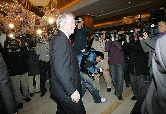 기자회견을 마치고 숙소로 올라가려는 미측 수석대표 힐 차관보가 주위를 둘러싼 취재진들을 보며 난감해 하고 있다.[사진-통일뉴스 김주영 기자]