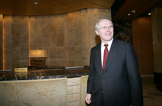 '어디로 가나...?' 기자회견을 마친 힐 차관보가 계속해서 뒤쫒는 기자들을 보며 난감한 표정을 짓고 있다.[사진-통일뉴스 김주영 기자]