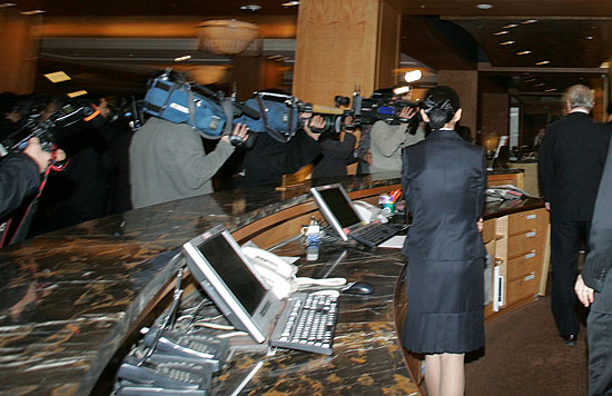 '한마디라도 더~'취재진들을 피해 호텔 로비에 있는 데스크 뒤로 빠져나가는 힐 차관보 왼편으로 취재진들이 뒤쫒고 있다. [사진-통일뉴스 김주영 기자]
