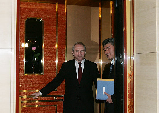 우역곡절 끝에 취재진들을 따돌린 힐 차관보가 숙소로 향하는 엘리베이터를 타고 안도의 표정을 짓고 있다.[사진-통일뉴스 김주영 기자]