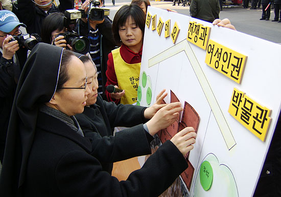 이날 각계 각층의 시민들이 전쟁과 여성인권 박물관에 동참할 뜻을 밝혔다. 사진은 참가자들이 벽돌을 하나씩 쌓으며 박물관을 건립한다는 취지의 상징의식. [사진-통일뉴스 정명진 기자]