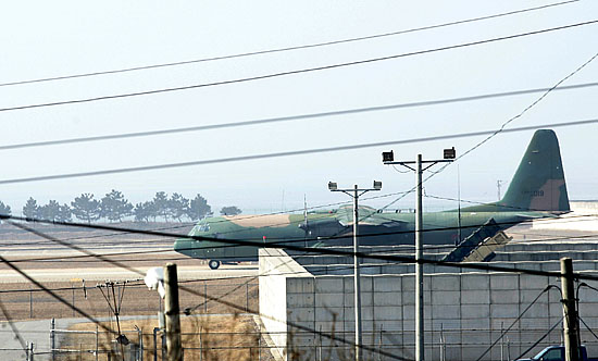 C-130 수송기의 착륙모습. 저공비행이 가능한 C-130 수송기가 착륙과 이륙을 반복 훈련을 진행하고 있는 가운데 수송기 뒷편으로 패트리어트 미사일 발사대가 보인다. [사진-통일뉴스 김주영 기자]