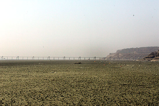 F-117 스텔스 전폭기를 활주로로 안전하게 인도하는 유도등이 새만금 갯벌 위로 길게 뻗어있다. [사진-통일뉴스 김주영 기자]