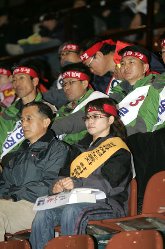 5기 새 지도부를 구성할 후보들이 대의원대회 진행을 지켜보고 있다. [사진-통일뉴스 김주영 기자]