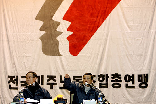 임원. 대의원 직선제 안건 상정여부에 대한 토론이 진행되는 가운데 민주노총 조준호 위원장이 토론자를 지명하고 있다.  [사진-통일뉴스 김주영 기자]