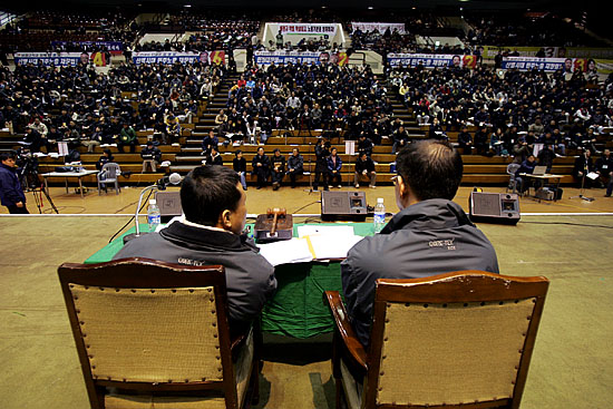 본회의가 2시간가량 진행되고 있는 가운데 상정된 안건에 대한 본격적인 토론에 들어갔다. 임원 선출 안건은 다섯개 안건 중 세번째 안건으로 진행될 예정이다. [사진-통일뉴스 김주영 기자]