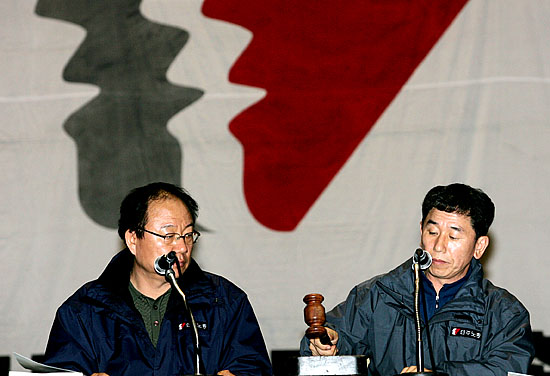 새로 선출된 이석행 민주노총 위원장과 이용식 사무총장이 대의원대회를 진행하고 있다. [사진-통일뉴스 김주영 기자]