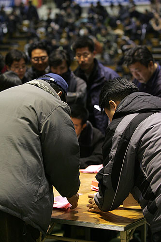 26일 오후 11시 40분경, 기호 2번 이석행 위원장과 이용식 사무총장 후보가 469표로 1위를 차지했으나 과반수 476를 넘지 못해 2차 결선투표가 진행됐다. [사진-통일뉴스 김주영 기자]