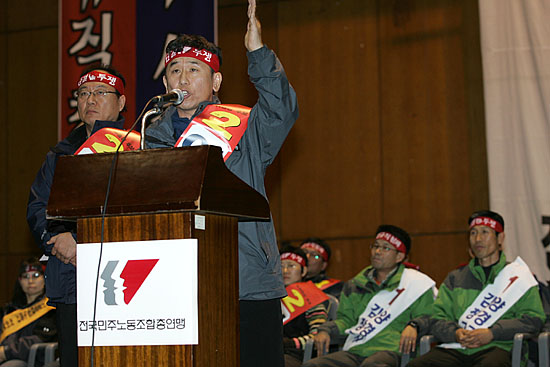 기호2번 이석행, 이용식 후보조가 유세를 벌이고 있다.[사진-통일뉴스 김주영 기자]