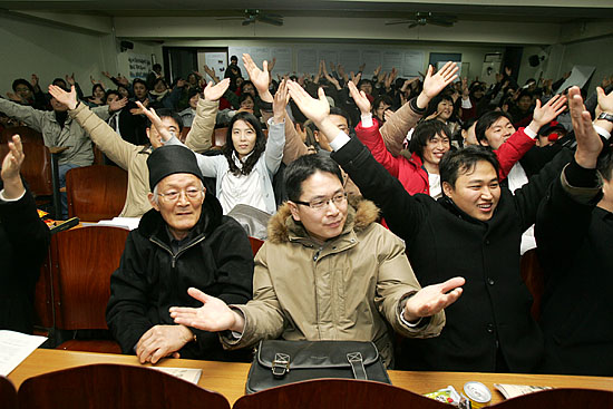 '서울지역청년단체협의회'(의장 송현석)가 27일 오후 5시30분 서울 숭실대에서'모든 힘을 대중조직화'를 기치로 7기 출범식이 열린 가운데 각 청년회 회원들이 '모든 힘을 대중조직화로!'구호를 외치고 있다.    [사진-통일뉴스 김주영 기자]