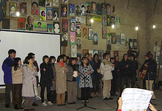 이날 촛불행사에는 전국 각지의 지킴이들이 참석해 지쳐가는 주민들에게 힘을 실어주었다.[사진-통일뉴스 정명진 기자]