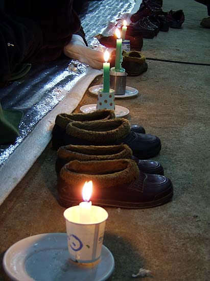 대추리 주민들의 신발과 대추리 주민들의 촛불. 잊지 말아야 할 것들이다.[사진-통일뉴스 정명진 기자]