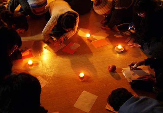 촛불행사가 끝나고 지킴이 모임이 이어졌다. 촛불아래에서 지난 대추리 싸움을 돌이켜보는 지킴이들.[사진-통일뉴스 정명진 기자]