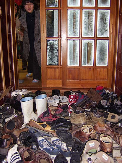 대추리에 오랜만에 반가운 사람들이 많이 찾았다. 전국 각지에서 모여든 지킴이들의 신발.[사진-통일뉴스 정명진 기자]