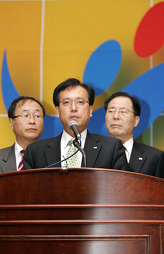 '와신상담의 자세로...' 민주노동당 문성현 대표가 7주년 기념사를 전하고 있다. 문 대표는 기념사를 통해 민주노동당이 '와신상담'하는 자세를 가져야 한다