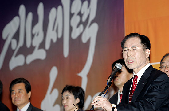 창당 초기 대표를 지낸 민주노동당 권영길 의원단 대표가 축사를 전하고 있다. 권 대표는 축사에서 