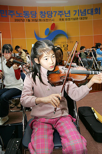 기념식에 앞서 어린이 오케스트라 합장단의 축하공연이 이어졌다. 사회를 맡은 민주노동당 박용진 대변인은 