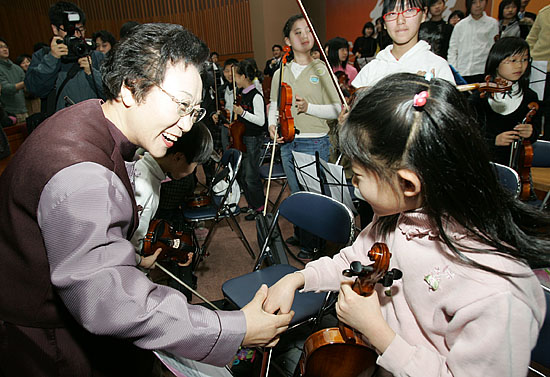김혜경 민주노동당 전 대표가 어린이 오케스트라 공연단에게 인사하고 있다. [사진-통일뉴스 김주영 기자]