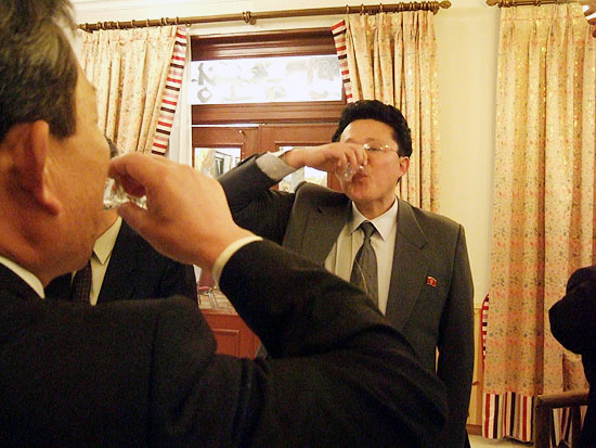 '전국농민회총연맹'(의장 문경식)11기 2차년도 대의원대회가 1월31일부터 2월2일까지 금강산에서 진행되는 가운데 대의원대회 첫날인 31일 금강산 호텔 2층 식당에서 열린 북측 농업근로자동맹과 6.15남측위 농민본부 대표자 만찬을 하고 있다.  사진은 남측의 문경식 전농 의장(왼쪽)과 북측의 농근맹 부위원장(오른쪽)이 