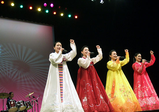 31일 오후 전농 대의원들과 참관단, 가족들이 금강산 문화회관에서 '통일의 밤'행사와 금강산교예단의 공연관람을 진행했다. 금강산가극단은 '신고산타령' 등 신민요와 ‘번지 없는 주막’등 일제강점기 우리 민족의 애환을 담은 창가로 문화회관을 가득 메운 농민과 가족들을 열광시켰다. 
[사진-통일뉴스 이광길 기자]