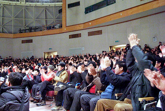 금강산가극단의 공연에 열광하는 농민들과 참관단. [사진-통일뉴스 이광길 기자]