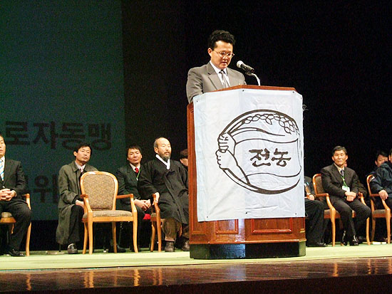 북측 농업근로자동맹 홍정철 부위원장이 남측 농민들에게 축사를 전하고 있다. [사진-통일뉴스 이광길 기자]