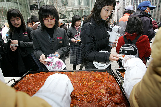 '한미FTA저지농축수산대책위' 소속 대한한우협회와 대한양돈협회가 3일 오후 2시 서울 청계광장에서 서울시민들에게 한우쇠고기와 돼지고기를 불고기로 조리, 시식행사를 열었다. [사진-통일뉴스 김주영 기자]