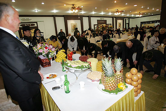 5일 7시 서울 용산 철도웨딩홀에서 통일원로들과 민주노동당 의원 등 350여명의 통일인사들이 참석해 이규재 범민련 남측본부 의장의 고희연이 열린 가운데 범민련 사무처 직원들과 후배들이 이규재 의장에게 절을 올리고 있다. [사진-통일뉴스 김주영 기자]