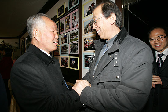 고희연 시작에 앞서 연회장을 찾은 민주노동당 단병호 의원이 이규재 의장과 반갑게 인사를 나누고 있다. [사진-통일뉴스 김주영 기자]