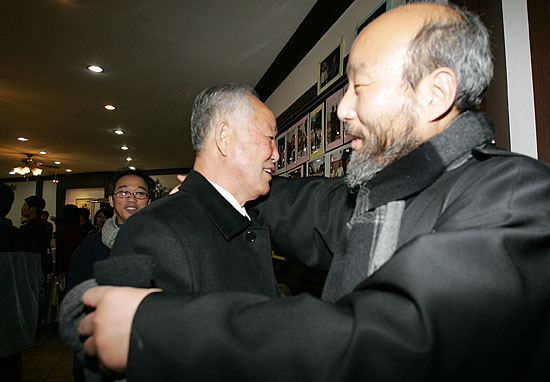 늘 현장에서 함께 하는 이규재 의장(왼쪽)과 한상렬 통일연대 상임대표가 얼싸 안고 서로 각별한 정을 나누고 있다.  [사진-통일뉴스 김주영 기자]