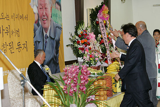 고희연의 흥이 오르자 민주노동당 문성현 대표와 노수희 전국연합 공동대표가 이규재 의장에게 춤을 권하고 있다.  [사진-통일뉴스 김주영 기자]