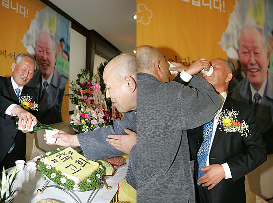 노수희 전국연합 의장이 이규재 의장과 술잔을 나누며 각별한 정을 과시하고 있다. [사진-통일뉴스 김주영 기자]