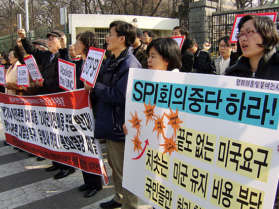 7일부터 제11차 한미 안보정책구상회의(SPI회의)가 이틀간 열리는 가운데 '평화와통일을여는사람들'(상임대표 홍근수)이 7일 오후 2시 국방부 앞에서 이를 규탄하는 기자회견을 열었다. 이번 회의에서는 전시 작전통제권 환수와 주한미군 기지이전 사업 등 한미간 군사현안을 논의한다.[사진-통일뉴스 정명진 기자]