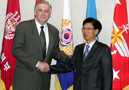 제 11차 한미 안보정책구상회의(SPI)가 이틀째를 맞아 8일 오전 9시 속개된 가운데 한미 양측 수석대표인 전제국 국방부 정책홍보본부장과 리처드 롤리스 미 국방부 부차관이 만나 회의 시작에 앞서 악수하고 있다.  [사진-통일뉴스 김주영 기자]