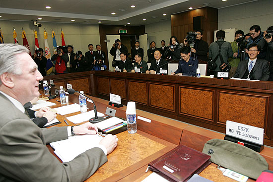 리처드 롤리스 미 국방부 부차관이 회의에 앞서 모두발언을 하고 있다. [사진-통일뉴스 김주영 기자]