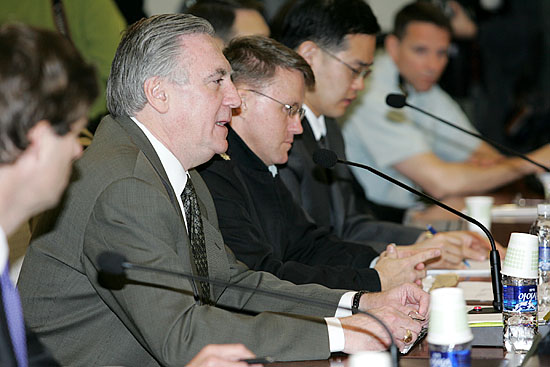 리처드 롤리스 미 국방부 부차관(맨 왼쪽에서 두번째). [사진-통일뉴스 김주영 기자]