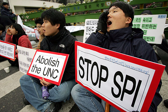 한편, SPI회의 이틀째인 8일 오전 국방부 정문 앞에서 평택범대위 소속 시민사회단체회원 20여명이 SPI회의규탄 농성에 돌입했다. [사진-통일뉴스 김주영 기자]