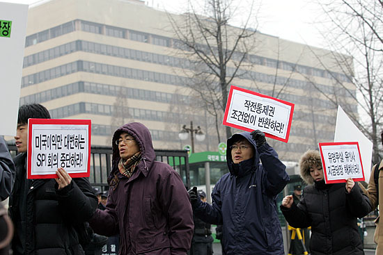 이들은 오전 11시40분경, 농성선포기자회견과 결의대회를 마치고 한미연합사 입구인 5번게이트 앞까지 행진을 진행했다. 국방부 건물 앞으로 행진하는 농성참가자들. [사진-통일뉴스 김주영 기자]