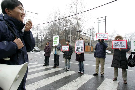 한미연합사 입구까지 행진한 참가자들이 5번게이트 앞에서 약식 집회를 갖고 있다. [사진-통일뉴스 김주영 기자]