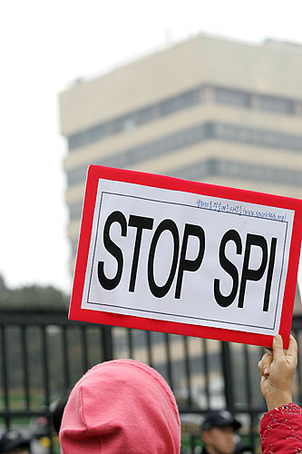 국방부 건물을 향해 SPI회의 중단을 요구하는 피켓을 든 참가자. [사진-통일뉴스 김주영 기자]