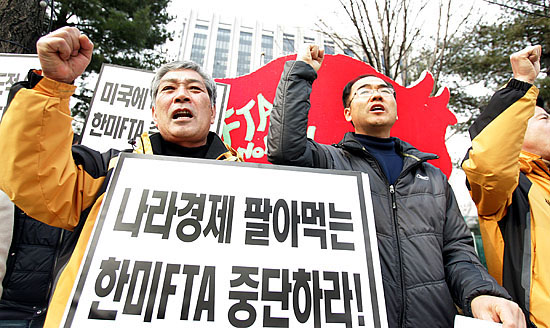 지난 7,8일 수의과학검역원에서 열린 한미 쇠고기 기술협의가 한미 양측의 의견을 좁히지 못하고 끝난 가운데 9일 오전 11시 서울 중앙정부청사 앞에서 시민사회단체들이 기자회견을 열고 기술협의에서 농림부측의 검역완화 제안 철회를 요구했다.[사진-통일뉴스 김주영 기자]