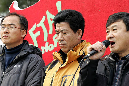 기술협의가 진행된 수의과학검역관 앞에서 시위를 벌이다 남호경 한국한우협회 회장 등 단체회원 28명이 연행된 가운데 한국한우협회 우영묵 부회장(가운데)이 침통한 표정을 짓고 있다. [사진-통일뉴스 김주영 기자]