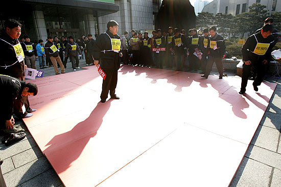 '전국언론노동조합'(위원장 신학림) 1각 지회 대표자 80여명이 일 오전 10시 서울 중구 프레스센터 앞에서 한미FTA저지 단식농성에 돌입한 가운데 조합원들이 바닥에 깔개를 깔며 농성준비에 나서고 있다. [사진-통일뉴스 김주영 기자]