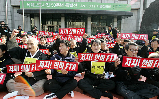 (왼쪽부터)오종렬 전국연합 상임대표,이석행 민주노총 위원장, 신학림 언론노조 위원장을 비롯한 대표자들이 구호를 외치고 있다. [사진-통일뉴스 김주영 기자]