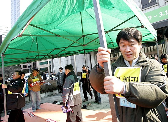 노숙농성을 위해 천막을 치는 언론노조 대표자들. [사진-통일뉴스 김주영 기자]
