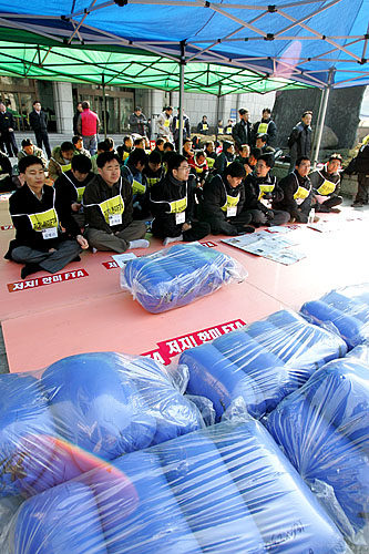 농성단의 단식농성이 한미FTA7차협상이 종료되는 15일(한국시간)까지 진행되는 가운데 농성단 앞으로 침낭이 쌓여있다.  [사진-통일뉴스 김주영 기자]