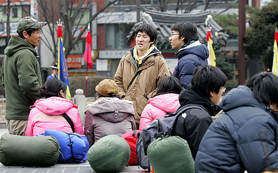 기자회견에 앞서 지난 밤 명동성당에서 노숙농성을 진행하고 온 참가자들이 침낭을 옆에 두고 담소를 나누고 있다. [사진-통일뉴스 김주영 기자]