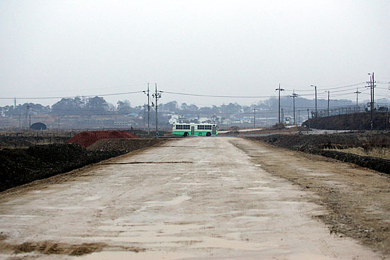 성토공사가 진행중인 대추리 들녘에는 새 도로가 여기 저기 생겼다. [사진-통일뉴스 김주영 기자]
